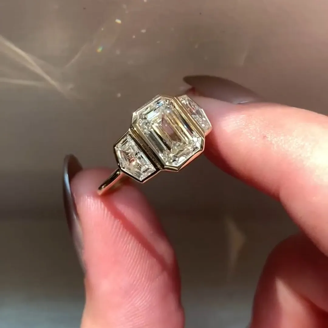 /public/photos/live/Emerald Trapezoid Moissanite Three Stone Engagement Ring 520 (2).webp